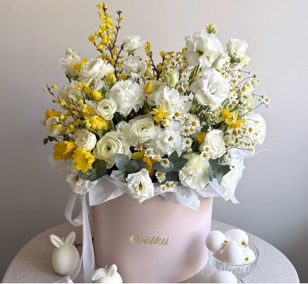 Flowers in a box №101 - ranunculus, eustoma, daffodils, forsythia